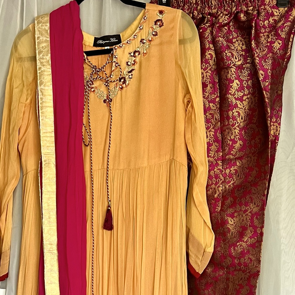 Indian/Pakistani/Desi 3-piece outfit, great for dholki/mehndi